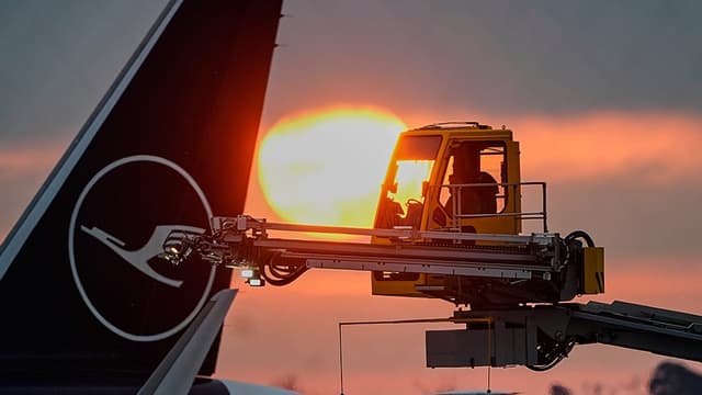 Lufthansa tightens rules for carriage of power banks inside the cabin | Euronews - Featured Image