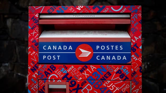 Ottawa gives Canada Post a $1.01-billion loan amid ongoing financial struggles - Featured Image