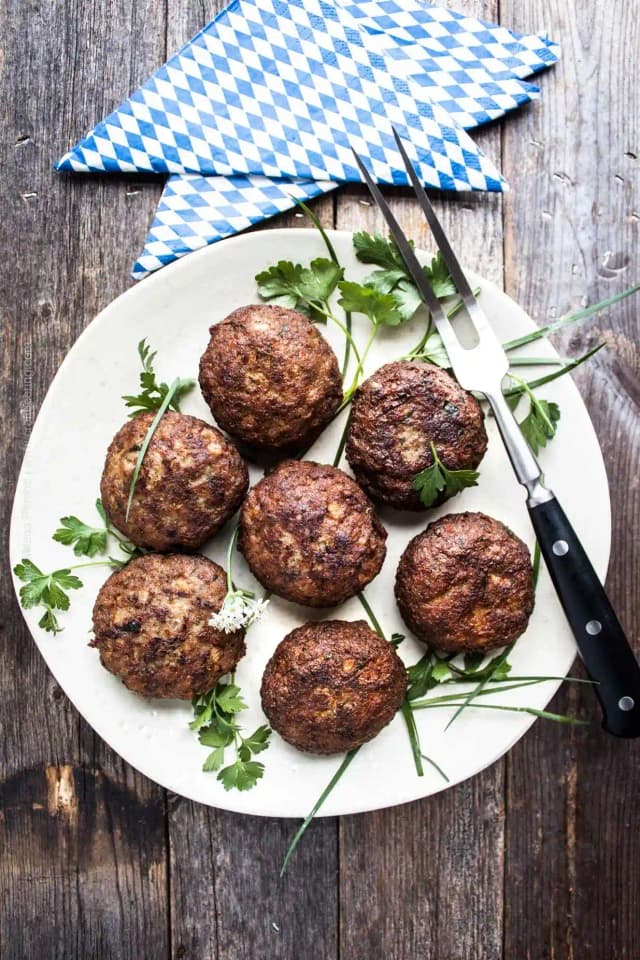 Saftige Frikadellen Rezept mit Paniermehl nach Omas Art - Featured Image