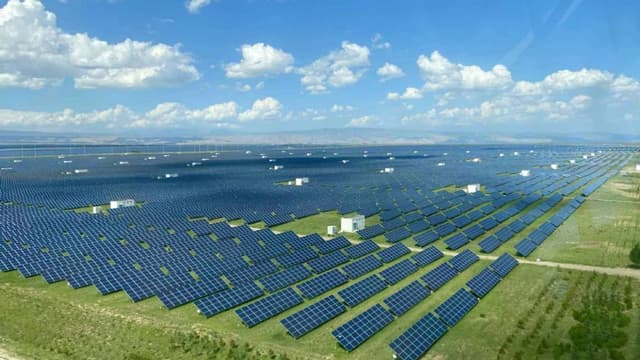 On the Tibetan plateau, China has installed a 16-17 GW mega solar plant that is turning an alpine desert into a “micro-oasis”: more moisture, more grass, and soils with more carbon under 64 km² of panels - Featured Image