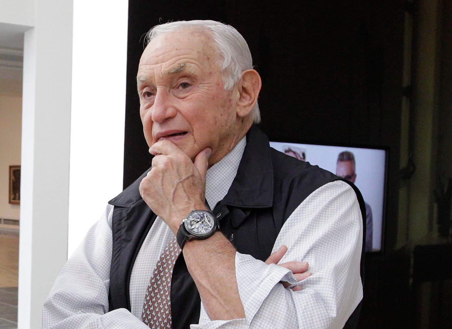 Les Wexner says 'diabolical' Jeffrey Epstein 'duped' him, denies wrongdoing - Featured Image