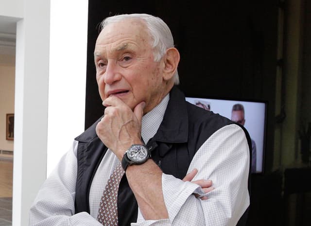 Les Wexner says 'diabolical' Jeffrey Epstein 'duped' him, denies wrongdoing - Featured Image