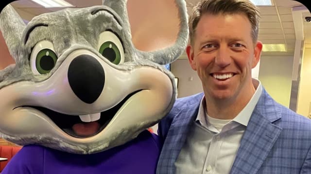 Chuck E. Cheese Boss David McKillips Abruptly Quits as Social Media Links Exit to Recent Epstein Files | IBTimes UK - Featured Image