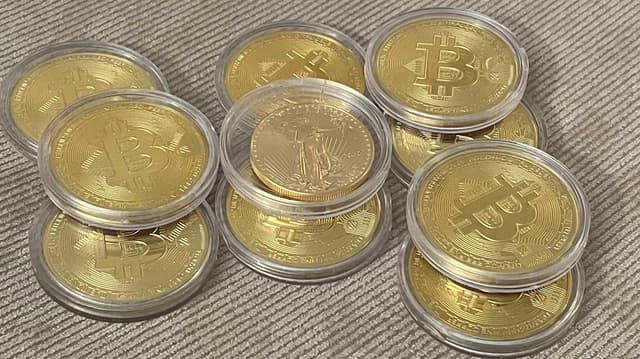 Bitcoin hovers near $70,000 as analyst calls sell-off 'a mere crisis of confidence' - Featured Image