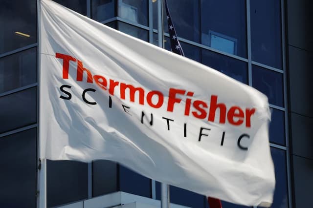 Thermo Fisher wins contracts as pharma shifts production to US, CEO says - Featured Image