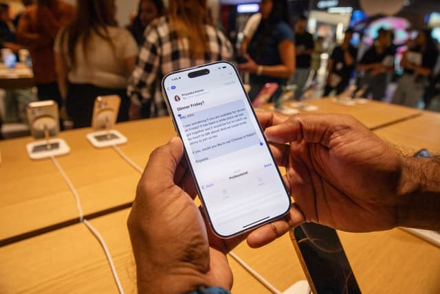 Apple Plans to Use 1.2 Trillion Parameter Google Gemini Model to Power New Siri - Bloomberg - Featured Image