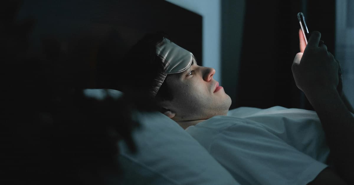 'Unwinding' with screens might actually make you more stressed. Here are 4 things to try instead - Featured Image