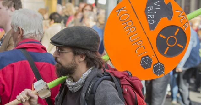 Telex: Még tovább mélyült a korrupció Magyarországon a Transparency International 2025-ös jelentése szerint - Featured Image