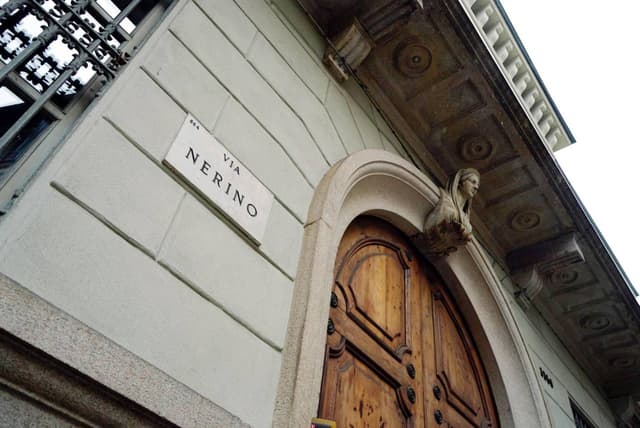 Milano, il giallo di via Nerino si infittisce: chi è la vittima, le ipotesi - Featured Image