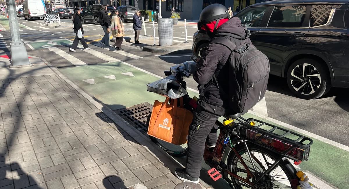 Regulators say DoorDash and Uber Eats chiseled NYC delivery workers out of $550M in tips - Gothamist - Featured Image