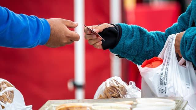 Trump calls for one-year cap on credit card interest rates at 10% - Featured Image