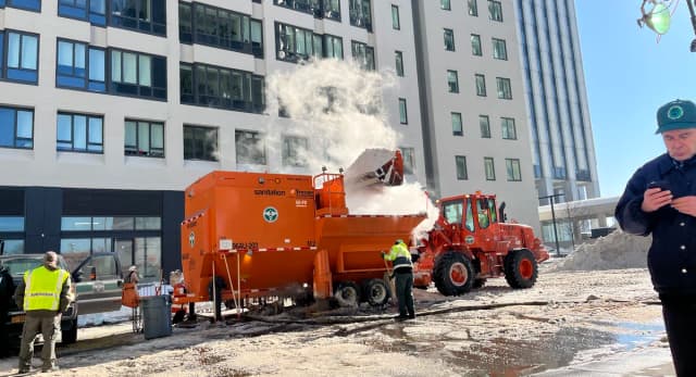Melting pots: NYC sanitation races to get snow into giant hot tubs, thaw the city - Gothamist - Featured Image