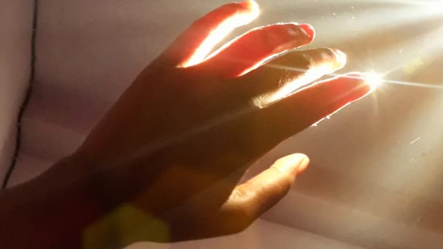 We Emit a Visible Light That Vanishes When We Die, Surprising Study Says - Featured Image