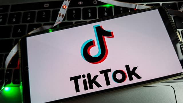 Researchers debunk TikTok censorship claims about ICE and Epstein : NPR - Featured Image