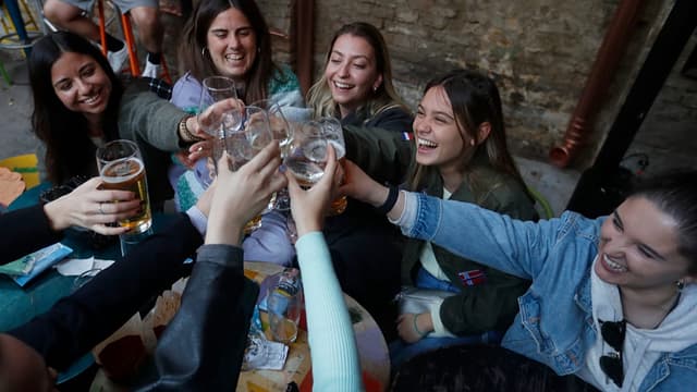 Seeing influencers drink makes young adults want to drink too, study finds | Euronews - Featured Image