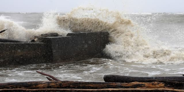 What is a seiche? Wind causes huge waves to expose Lake Erie's floor - Featured Image