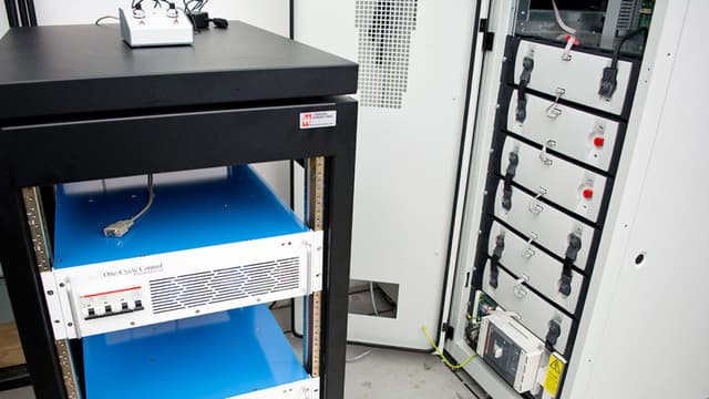 New nickel-iron battery charges in seconds, survives 12,000 cycles - Featured Image