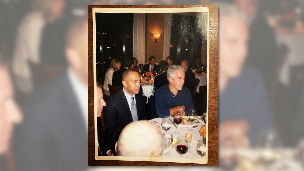 Beware alleged photo of Hakeem Jeffries with Epstein | Snopes.com - Featured Image