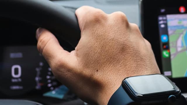 Apple Watch Places 999 Call Amid M25 Black Out — A Driver Survives When Tech Steps In | IBTimes UK - Featured Image