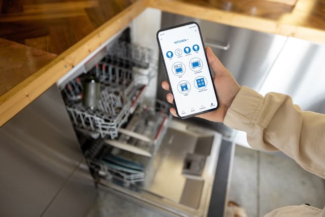 Americans now spend 6.3 hours per day on their phones, up an hour from January 2023 - Apptopia - Featured Image