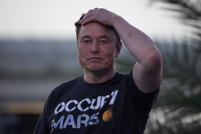 Elon Musk pivots SpaceX to moon from Mars as IPO approaches - Featured Image