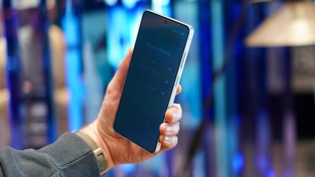 6 reasons the Samsung Galaxy S26 Ultra’s new Privacy Display is a nosy person’s nightmare - Featured Image