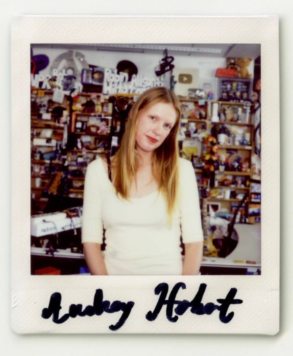 Inde Navarrette Draws Online Praise for Beauty and Talent