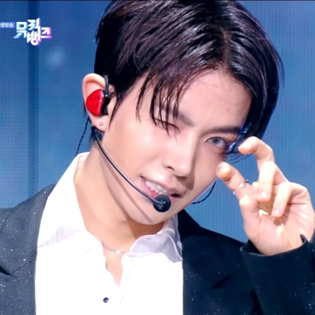 Fans Share Stunning K-pop Idol Stage Moments from September Shows