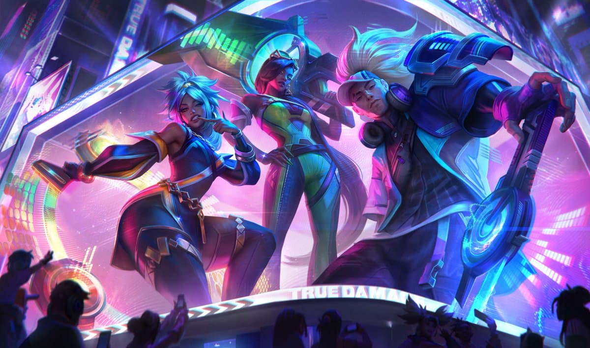 True Damage Know My Name Qiyana, Senna, and Yasuo take over a massive billboard in a futuristic town as their holograms appear to pop out of the screen. Qiyana holds her ohmlatl in one hand while making a sassy pose with her other. Senna stands tall in a green and black jumpsuit with stylish sunglasses resting atop her head. Yasuo’s long hair emerges from the back of his baseball cap as his sword pulses with blue musical energy.